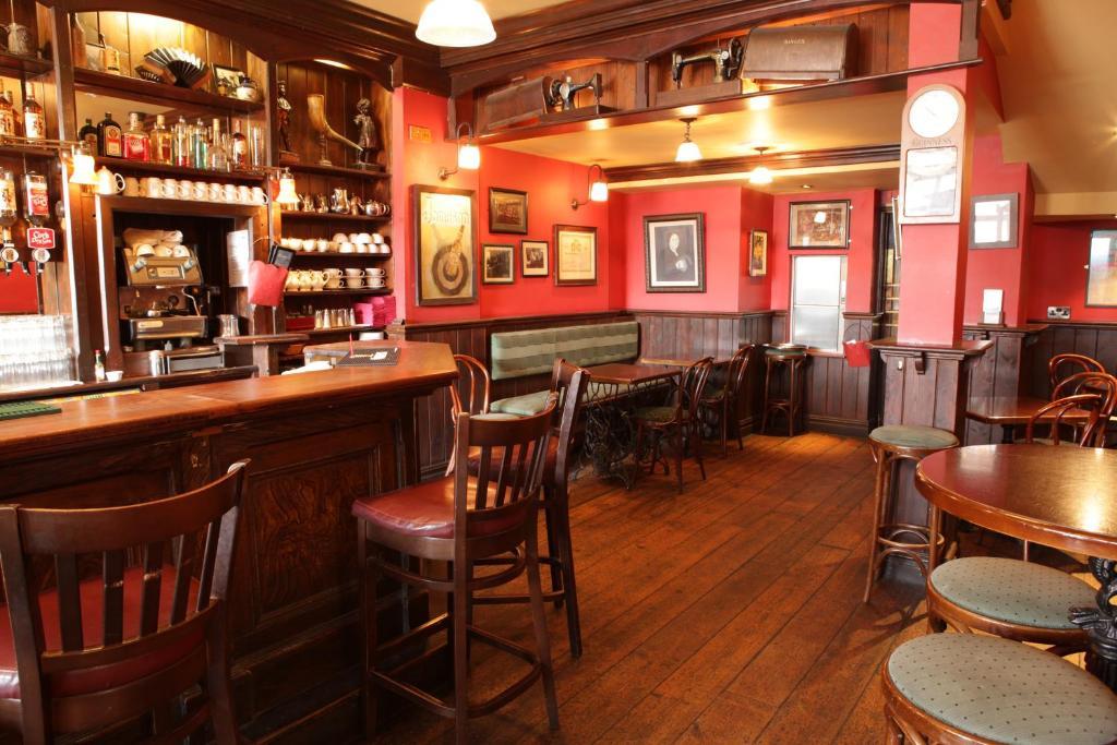 Crotty'S Pub & Accommodation Kilrush Exterior photo