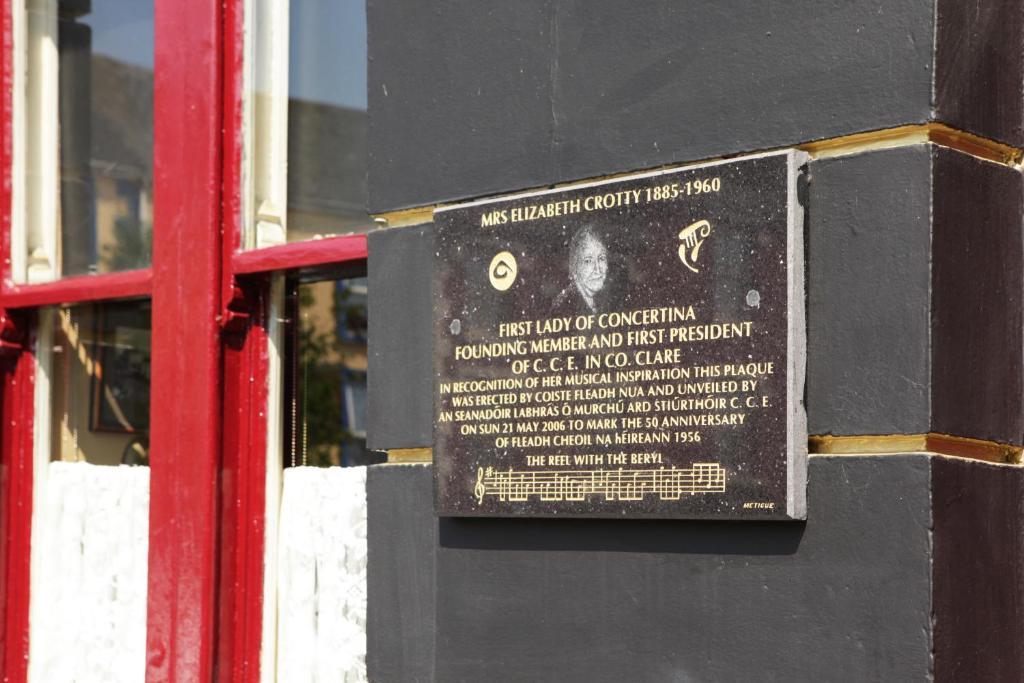 Crotty'S Pub & Accommodation Kilrush Exterior photo